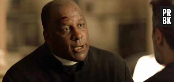 Em "O Sétimo Guardião", Ramiro (Ailton Graça) provoca incêndio na igreja e culpa Gabriel (Bruno Galiasso)