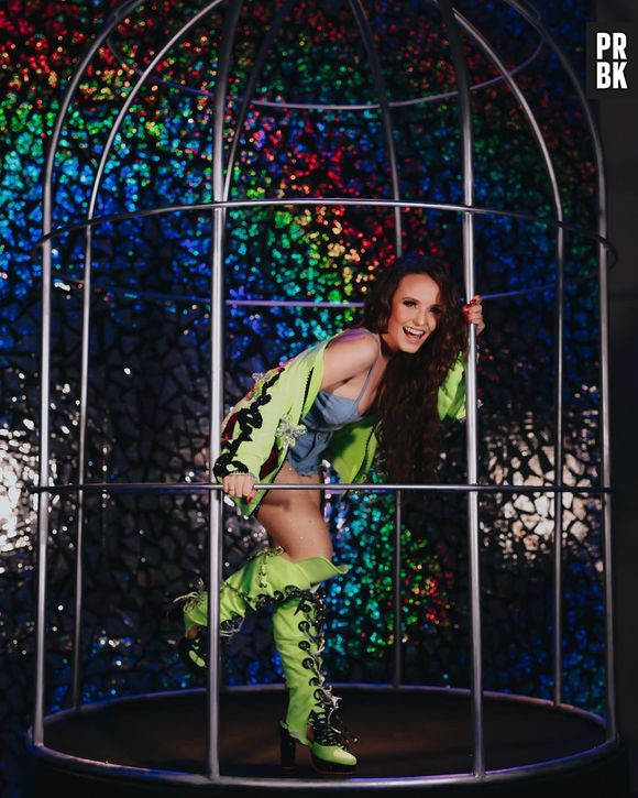 Larissa Manoela comemora aniversário de 18 anos com baile funk