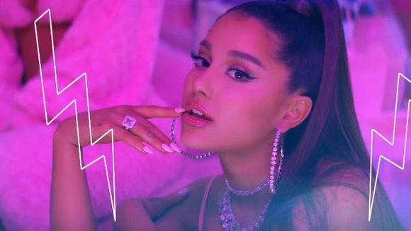 A Ariana Grande lançou um remix de "7 rings", mas a galera não curtiu tanto assim