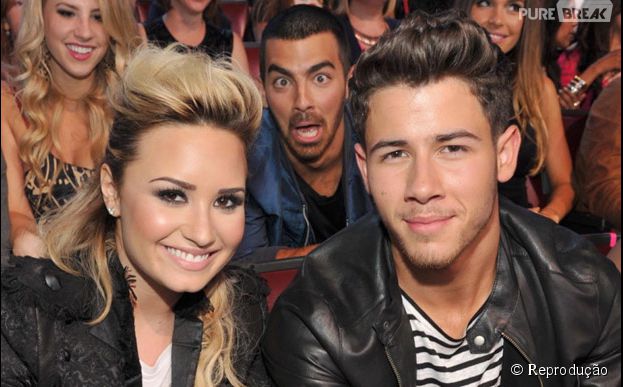 Joe Jonas se metendo na foto do irmão com Demi Lovato