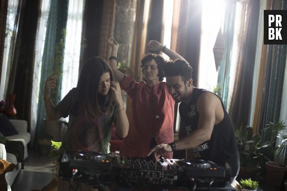 Filme "Cinderela Pop": Cintia Dorella (Maisa Silva) aprendendo a ser DJ