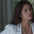 Em "O Sétimo Guardião", Laura (Yanna Lavigne) ameaça contar para todos sobre a fonte mágica e, em seguida, cai da escada de Valentina (Lília Cabral)
