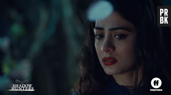 Simon (Alberto Rosende) e Isabelle (Emeraude Toubia) tentam encontrar informações sobre a Marca de Caim em "Shadowhunters"