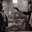 Nos próximos capítulos, Zico (José Mayer) aponta a arma para seu afilhado Carlito (Marcos Pasquim)!
