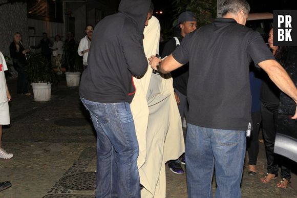 Justin Bieber deixou o prostíbulo em Ipanema, Zona Sul do Rio, na noite desta sexta-feira, 1º de novembro de 2013 e saiu coberto por um lençol