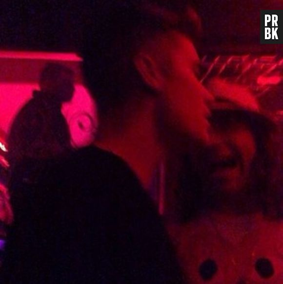 Fã posta foto de Justin Bieber enquanto o astro curtia a noite na Zax Club, no sábado (2)