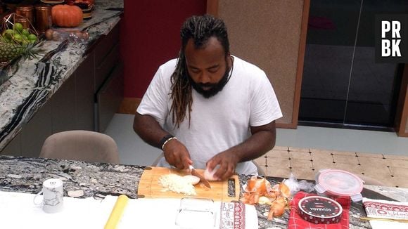 No "BBB19", Rodrigo ficou cortando cebola após ser vetado da Prova do Líder