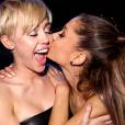  Ariana Grande buscou conforto nas palavras de Miley Cyrus depois de cr&iacute;ticas a respeito de seu suposto mau comportamento 