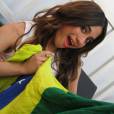Ally Broke posa super empolgada com a bandeira do Brasil. Quem aí espera que o grupo volte em breve?