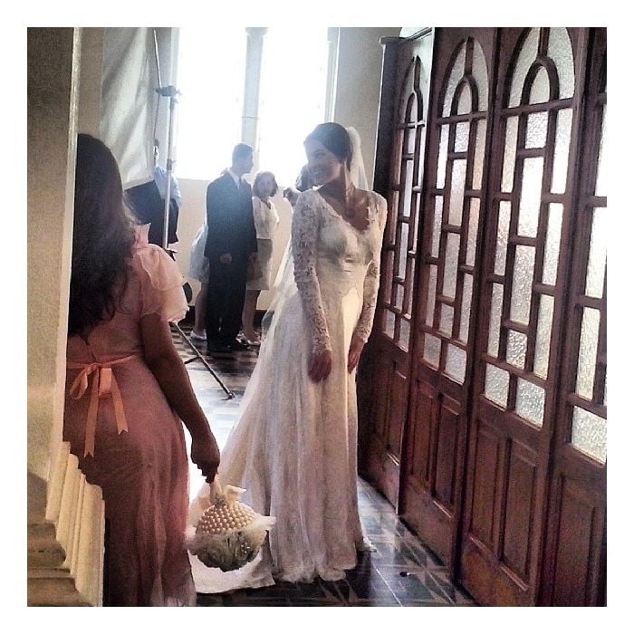 Já caíram na internet fotos de Bruna Marquezine vestida de noiva para a novela &quot;Em Família&quot;