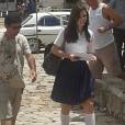 Bruna Marquezine também foi flagrada vestida de colegial durante gravações de "Em Família", no estado de Goiás