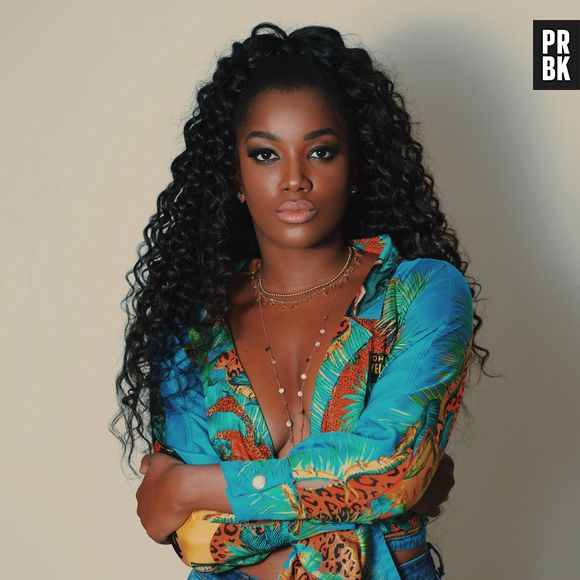 A Iza está há quatro anos no processo de transição capilar e mostrou o resultado para os fãs