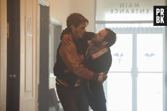 No último episódio de Luke Perry em "Riverdale", Fred diz palavras sábias para Archie (KJ Apa)