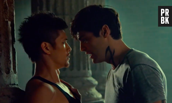 Em "Shadowhunters", Alec (Matthew Daddario) está tentando ajudar Magnus (Harry Shum Jr.)