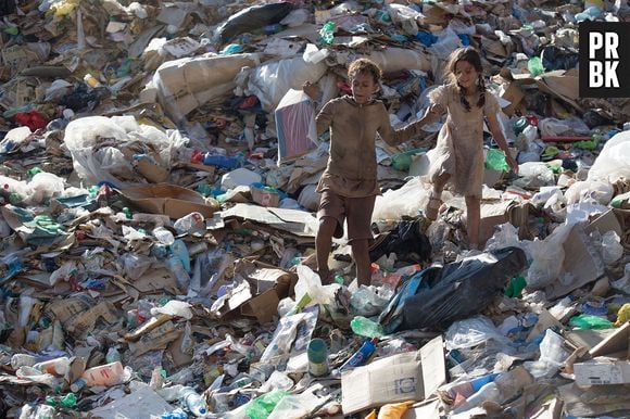 "Trash - A Esperança Vem do Lixo" tem como cenário um lixão no Rio de Janeiro