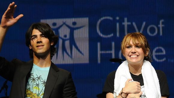 A Miley Cyrus virou o Joe Jonas ou estamos todos ficando malucos com esse filtro do Snapchat?