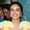 Camila Mendes se declara para Charles Melton e diz está cheia de orgulho do ator
