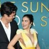 Camila Mendes e Charles Melton juntos na première de "O Sol Também É Uma Estrela"