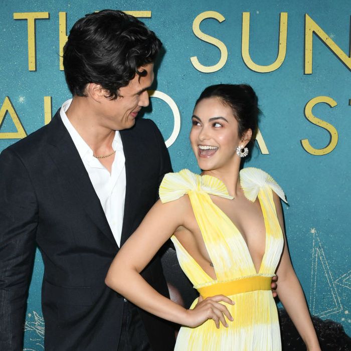 Camila Mendes e Charles Melton juntos na première de &quot;O Sol Também É Uma Estrela&quot;