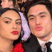 Charles Melton é o namorado mais fofo do mundo e Camila Mendes pode provar!