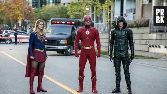 Kara Denvens (Melissa Benoist), Oliver Queen (Stephen Amell), Barry Allen (Grant Gustin) estão confirmados no crossover de "Crise nas Infinitas Terras"