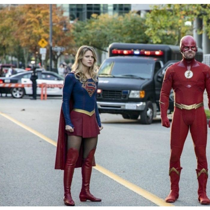 Kara Denvens (Melissa Benoist), Oliver Queen (Stephen Amell), Barry Allen (Grant Gustin) estão confirmados no crossover de &quot;Crise nas Infinitas Terras&quot;