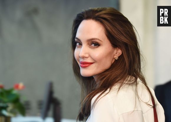 Angelina Jolie além de excelente atriz, é uma ótima pilota de avião