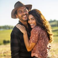 Perguntamos aos atores de "A Dona do Pedaço" qual música eles gostam de cantar no karaokê