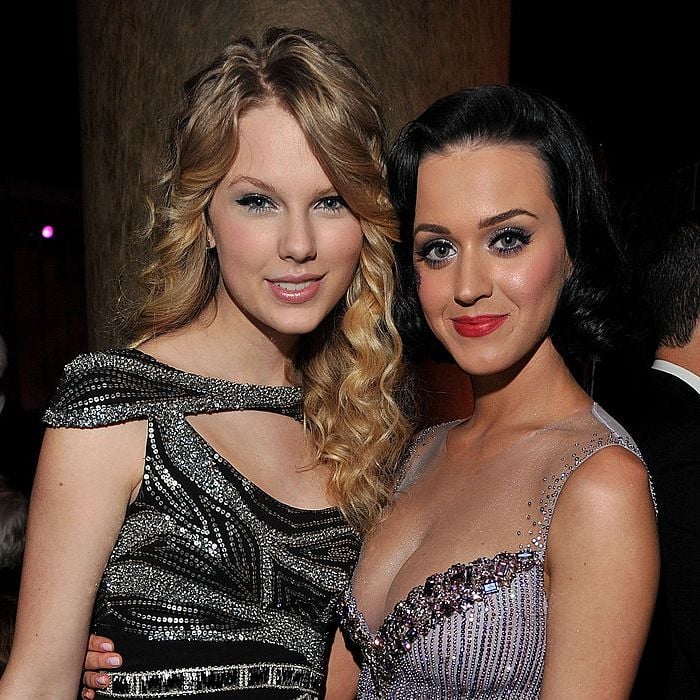  Chega de rivalidade feminina: Katy e Taylor voltaram a ser super amigas e fala sobre isso em entrevista para rádio francesa NJR 