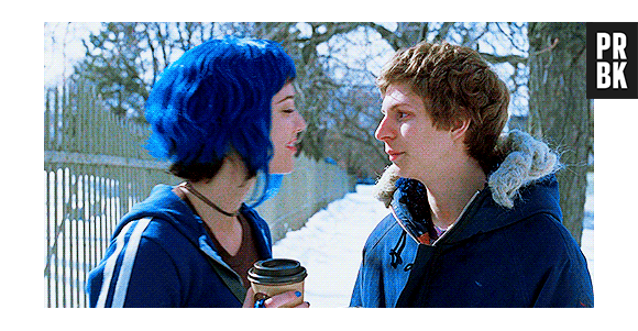 O menino "Scott Pilgrim" percebeu que namoradas diferentes é igual a relacionamentos diferentes