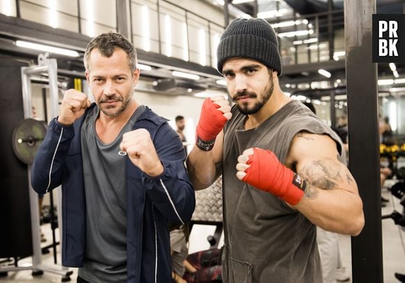 Em "A Dona do Pedaço": Agno (Malvino Salvador) espia Rock (Caio Castro) tomando banho