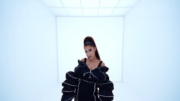 Tá bom pra você, meu amor? Ariana Grande lança clipe de "In My Head" em parceria com a Vogue!