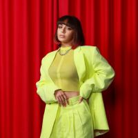 O ao vivo de "Flash Pose" vem! Charli XCX é confirmada no Lollapalooza 2020
