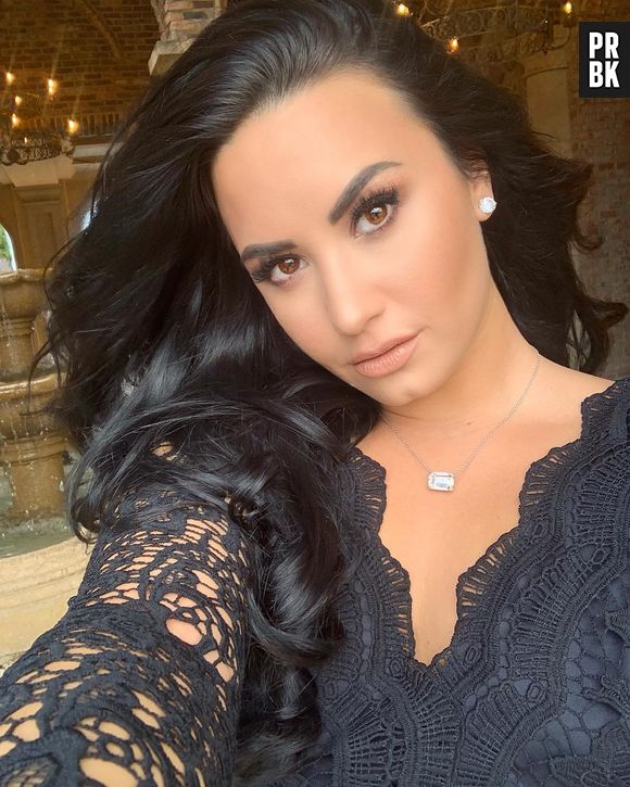 Demi Lovato mostra que tem orgulho do seu corpo e posta foto sem retoques com direto a textão empoderador