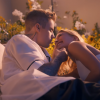 Justin e Hailey Bieber encantaram os fãs com os momentos fofos no clipe "10,000 Hours"