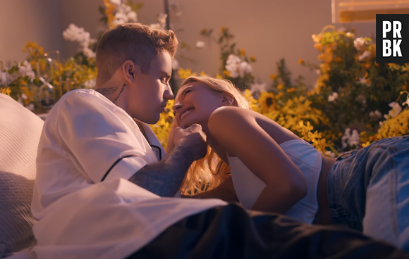 Justin e Hailey Bieber encantaram os fãs com os momentos fofos no clipe "10,000 Hours"