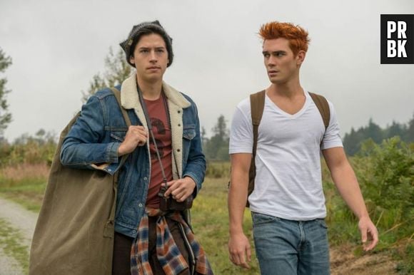 Jughead (Cole Sprouse) teria escrito história sobre "Riverdale" para ajudar Archie (KJ Apa)