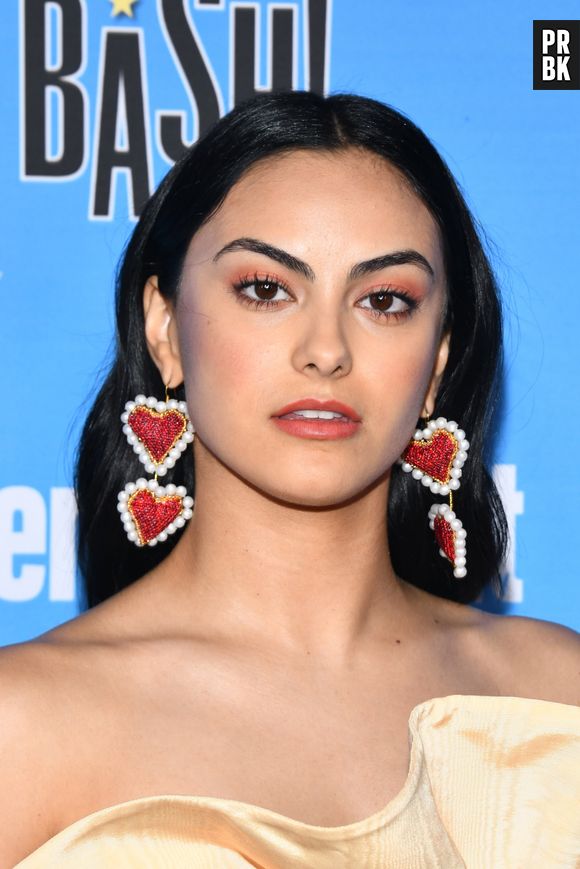 Camila Mendes teve que aprender a se maquiar após entrar em "Riverdale"