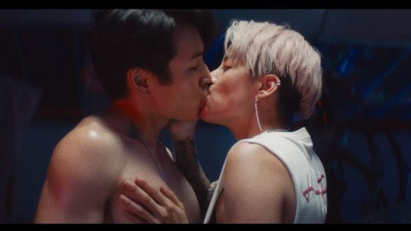 Amber Liu faz pegação em "Other People" e os fãs não estão sabendo lidar com a cena