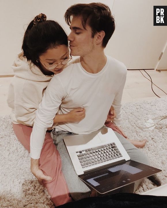 Lana Condor passou a postar mais fotos com Anthony De La Torre nas redes sociais