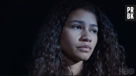 "Euphoria": Zendaya aparece lendo roteiro da 2ª temporada em foto