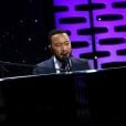 John Legend adere iniciativa de Chris Martin e faz mini show ao vivo em seu perfil no Instagram 
  