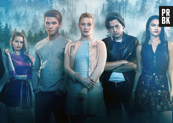 "Riverdale": Lili Reinhart e Madelaine Petsch incentivam fãs a customizarem roupas tie-dye na quarentena