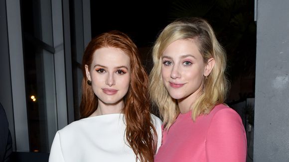 Lili Reinhart e Madelaine Petsch, de "Riverdale", divertem fãs com tutorial de DIY na quarentena