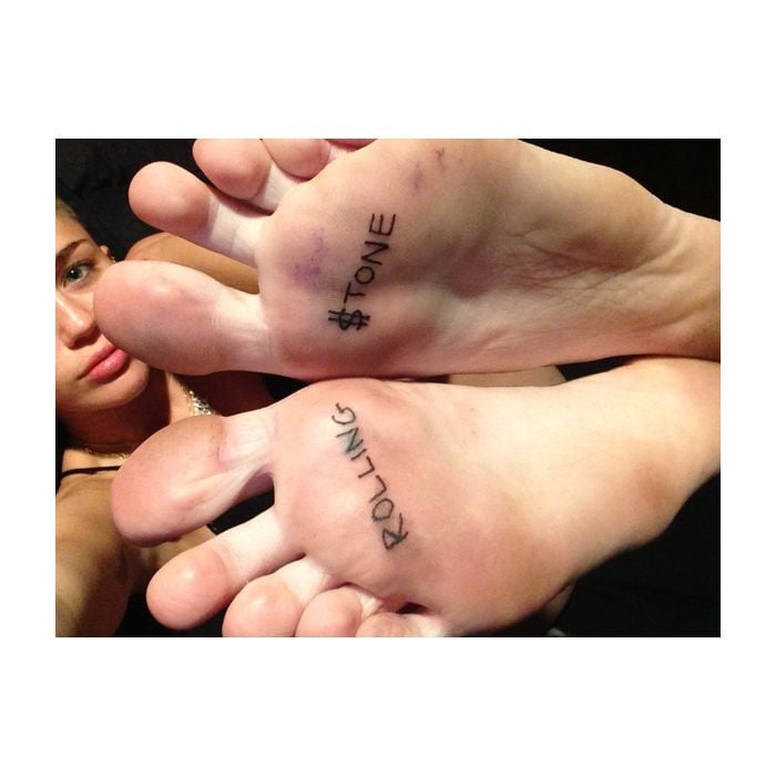 A primeira parte da entrevista com Miley Cyrus foi feita antes da cantora fazer uma tatuagem em Los Angeles, nos EUA. No caso, a cantora escreveu “Rolling”, na sola do pé direito e “$tone” na sola do pé esquerdo.