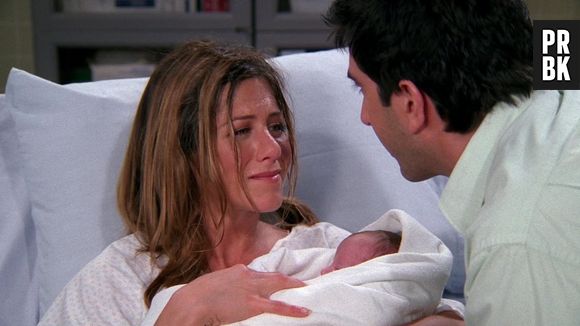 Em "Friends", o episódio no qual Rachael Harris aparece é o que Rachel (Jennifer Aniston) e Ross (David Schwimmer) têm um bebê