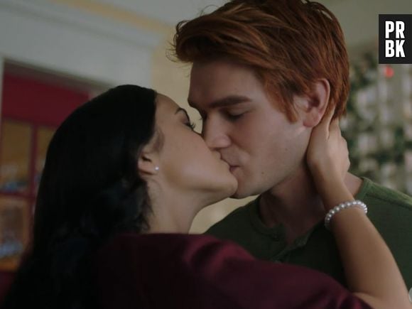 "Riverdale": KJ Apa e Camila Mendes mostram como são feitas as cenas de beijo agora