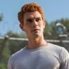 "Riverdale": KJ Apa publica vídeo com Camila Mendes para mostrar os procedimentos pré-cena de beijo