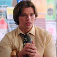 Joel Courtney fala sobre Lee e o que podemos esperar de "A Barraca do Beijo 3"