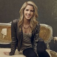 Estilo Felicity (Emily Bett Rickards) de "Arrow": Executiva, mas com um toque de personalidade!